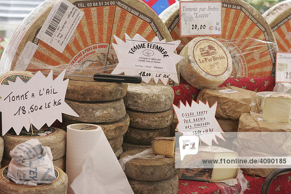 Kaese auf einem Markt mit Produkten aus der Provence