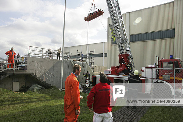 Viernheim DEU 23.05.2005 Arbeiter stürzt bei Sanierungsarbeiten in einem Klaerwerk ab. Feuerwehr bei der Rettung