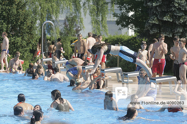 06.06.2005  Heidelberg  DEU  children at the swimming pool  bath summer