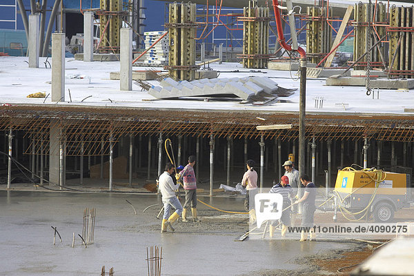 08.06.2005  Mannheim  DEU  Bauarbeiter bei Betonarbeiten Tiefgarage SAP Arena Mannheim