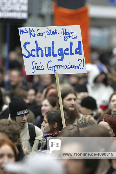 Mannheim  DEU  03.02.2005  Studentendemo gegen die Einfuehrung von Studiengebuehren  Zentrale Kundgebung in Mannheim