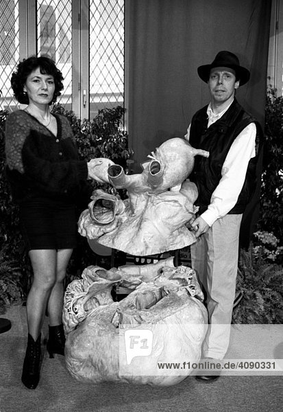 Heidelberg  DEU  1996  Gunther von Hagen und seine Frau Angelina Whalley presentieren sich vor dem ersten Plastinat  einem Walherz