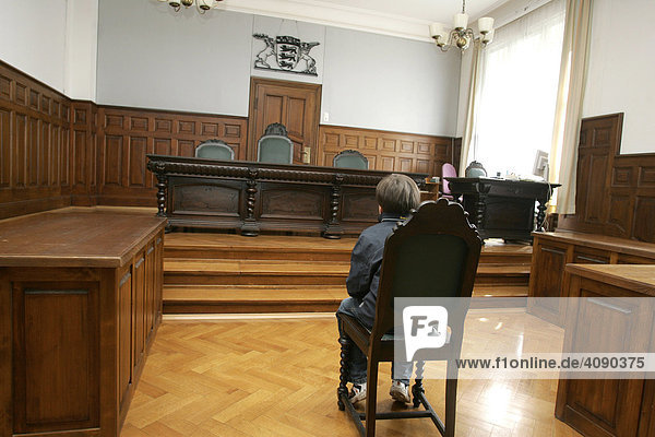 12.07.2005  Weinheim  DEU  Kind sitzt vor dem Richtertisch des Amtsgerichtes