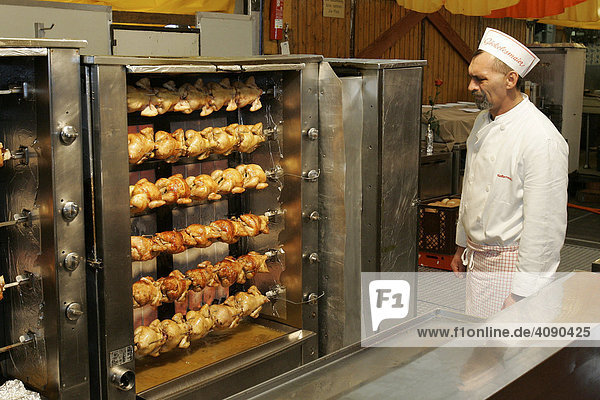 DEU  Bundesrepublik Deutschland  Gegrillte Haenchen - Mathaisemarkt Schriesheim