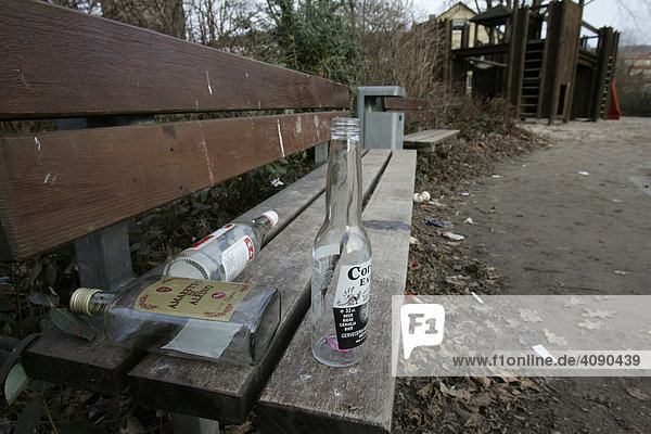 DEU  Bundesrepublik Deutschland  Jugendliche treffen sich auf Spielplaetzen und trinken alkohol. Die leeren Flaschen bleiben liegen