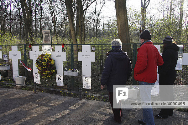 Gedenkkreuze für Opfer der Mauer  Berlin  Deutschland  Europa