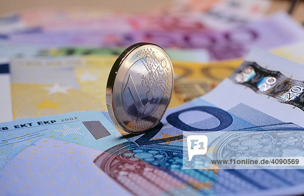1-Euromünze steht auf Euroscheinen