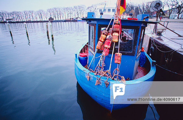 Blaues Fischerboot auf Rügen  Mecklenburg-Vorpommern  Deutschland
