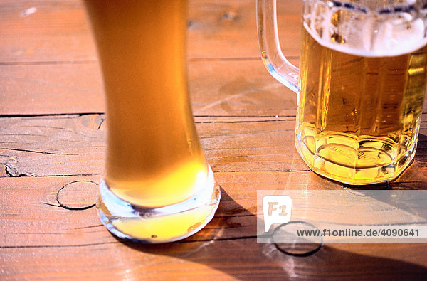 Bier- und Weissbier-Glas auf einem Biertisch