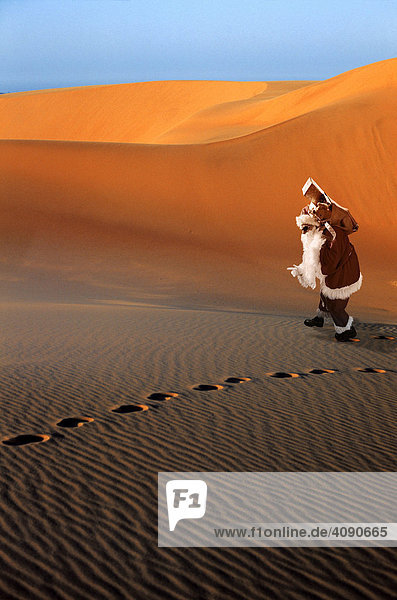 Weihnachtsmann in der Wüste