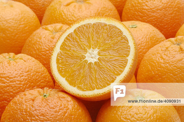 Aufgeschnittene Orange mit Orangen