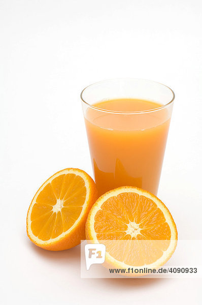 Orangensaft mit Orangenhälften