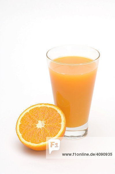 Orangensaft mit Orangenhälfte
