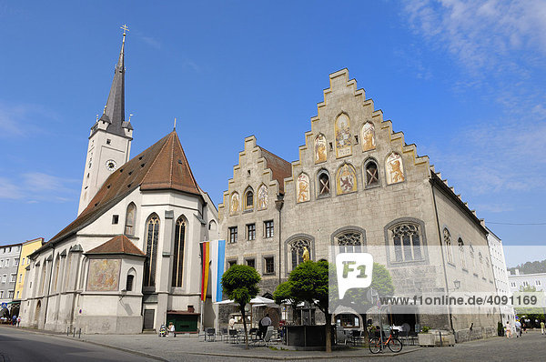 Rathaus und Kirche von Wasserburg am Inn  Oberbayern  Bayern  Deutschland