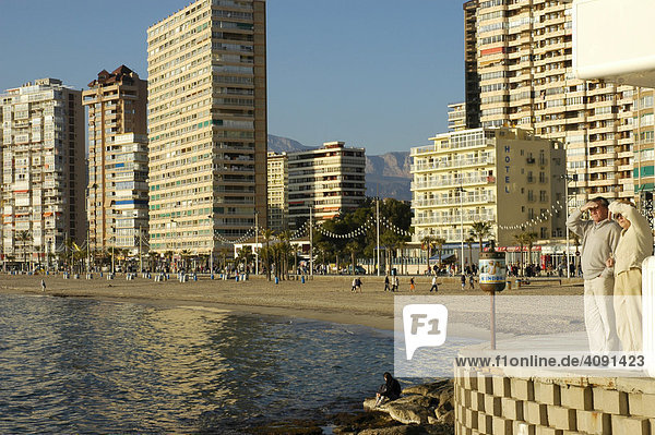 Touristen halten Ausschau am Strand von Benidorm  Playa de Levante  Costa Blanca  Spanien