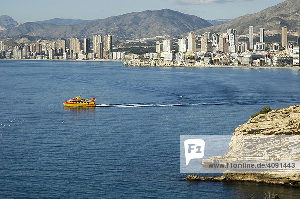 Gelbes Ausflugsboot vor Benidorm  Costa Blanca  Spanien