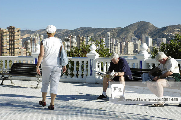 Zwei Maenner lesen Zeitung auf einer Bank  Balkon des Mittelmeers  Benidorm  Costa Blanca  Spanien