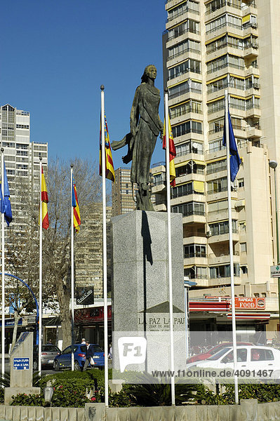 Skulptur und Fahnen auf dem Europaplatz  Benidorm  Costa Blanca  Spanien