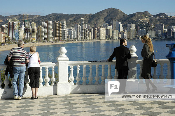Menschen an einem Aussichtspunkt mit Blick auf den Playa de Levante  Benidorm  Costa Blanca  Spanien