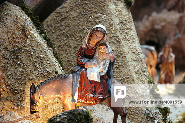 Maria und Jesus reiten auf einem Esel  Krippenfiguren  Calpe  Costa Blanca  Spanien