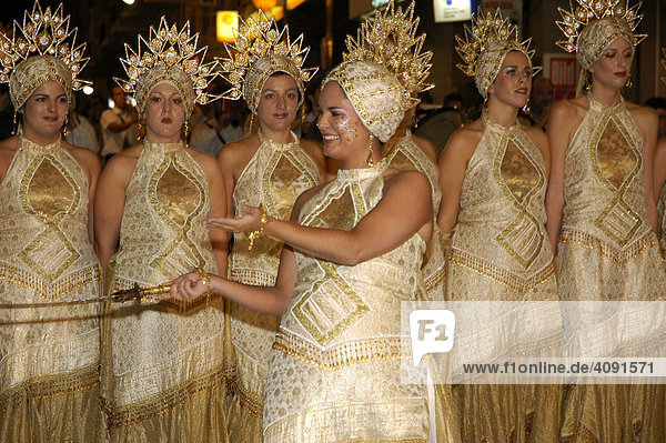 Festlich gekleidete Frauen bei einer Parade mit Schwert  fiesta  moros y cristianos  Calpe  Costa Blanca  Spanien