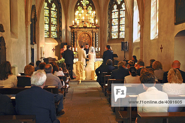 Hochzeit in der Schlosskapelle  Brautpaar  Kirche  Wasserschloss Struenkede  Herne  NRW  Nordrhein Westfalen  Ruhrgebiet  Deutschland