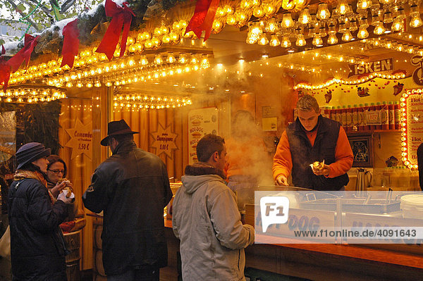 Wuerstchenstand auf dem Weihnachtsmarkt  Wuerstchen  Wurst  Bratwurst  Hot Dog  Weihnachten  Dortmund  NRW  Nordrhein Westfalen  Deutschland