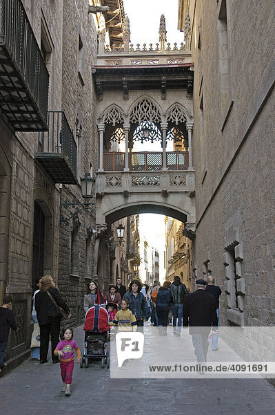 Barcelona's bridge of sighs  tourists in the Carrer del Bisbe  gothic quarter  Barcelona  Catalonia  Spain