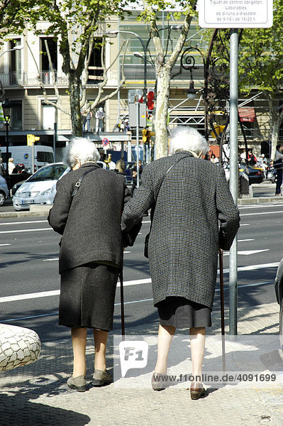 Zwei alte  gebrechliche Damen mit Krueckstock im Strassenverkehr  Passeig de Gracia  Einkaufsstrasse  Flaniermeile  Barcelona  Katalonien  Spanien