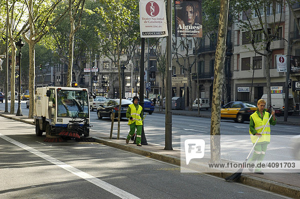 Zwei Frauen mit Besen und Leuchtwesten bei der Strassenreinigung  Reinigungsfahrzeug  Strassenszene  Barcelona  Katalonien  Spanien