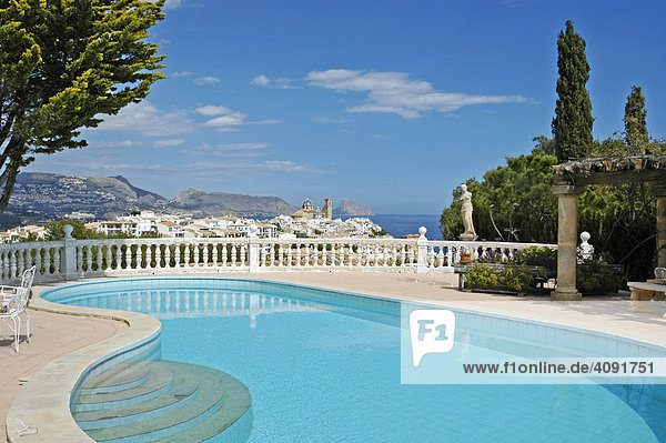 Luxurioeses Swimmingpool mit Aussicht auf die Stadt und Kueste  Altea  Costa Blanca  Spanien
