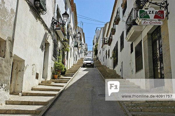 Auto parkt auf steiler Strasse in der Altstadt  Altea  Costa Blanca  Spanien