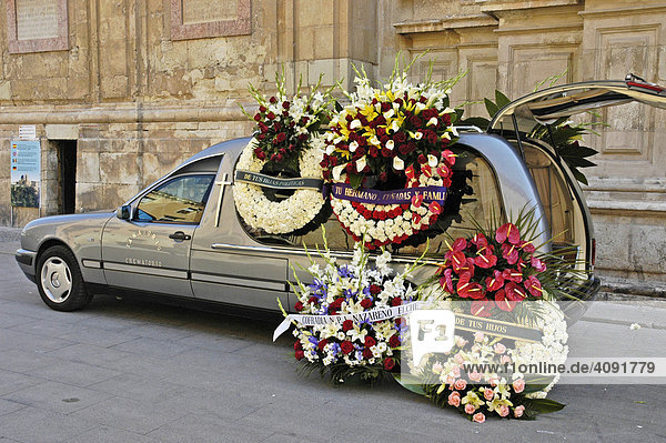 Leichenwagen mit Trauerkraenzen geschmueckt steht vor der Kirche  Beerdigung  Basilika Santa Maria  Elx  Elche  Costa Blanca  Spanien