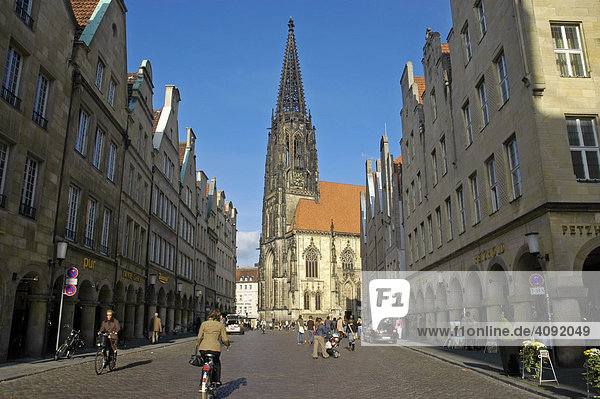 St. Lamberti Kirche und Prinzipalmarkt  Münster  NRW  Nordrhein Westfalen  Deutschland