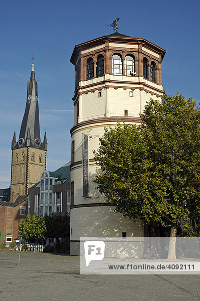 Schifffahrtsmuseum und der schiefe Kirchturm der St Lambertus Basilika  Düsseldorf  NRW  Nordrhein Westfalen  Deutschland