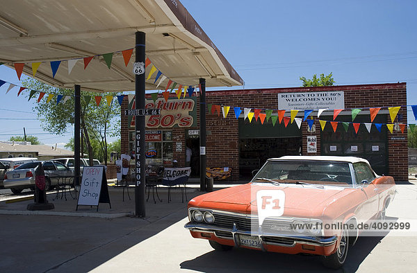 Geschäft mit Auto davor  Route 66  Seligman  Arizona  USA
