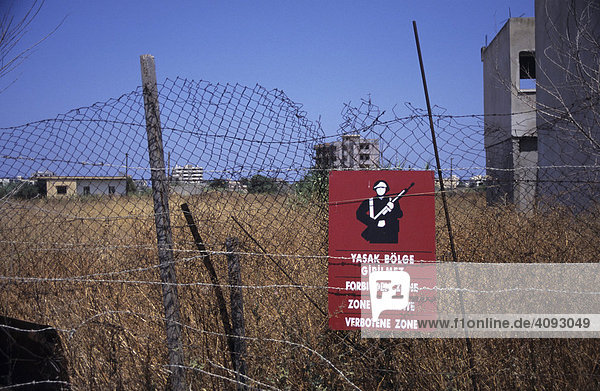 Nordzypern  Grenzzaun mit Schild