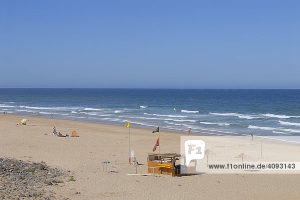 Einfaches Strandcafe an der Atlantikküste  Algarve  Portugal