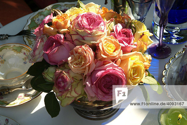 Dekorativer Blumenstrauss aus historischen Rosen rosa