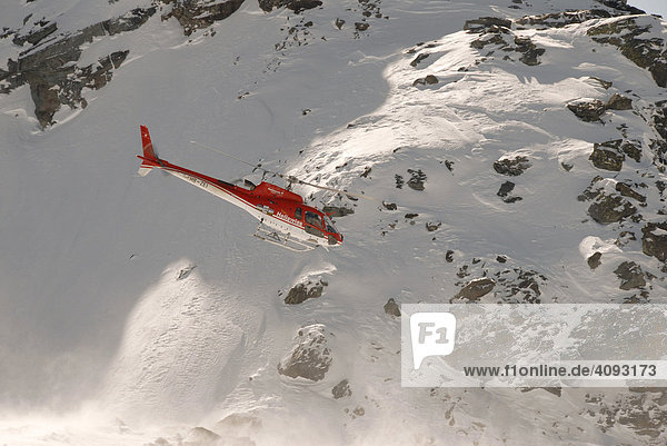 Rettungshubschrauber der schweizer Bergwacht  Wallis  Schweiz