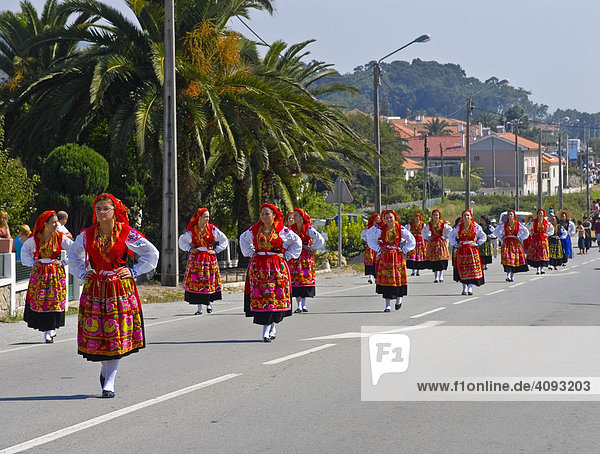Traditionell gekleidete Frauen bei einem Volksfest zu Ehren der drei Volksheiligen Santos Populares  in der Nähe von Porto  Portugal