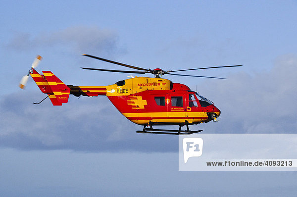 Rettungshubschrauber Eurocopter Medicopter BK 117 im Flug