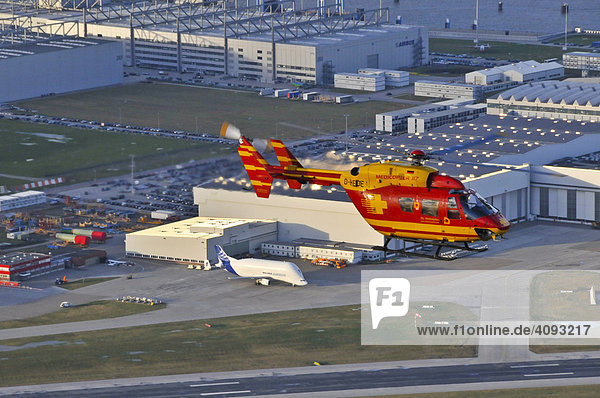 Rettungshubschrauber Eurocopter Medicopter BK 117 im Flug über dem Airbusgelände  Hamburg  Deutschland