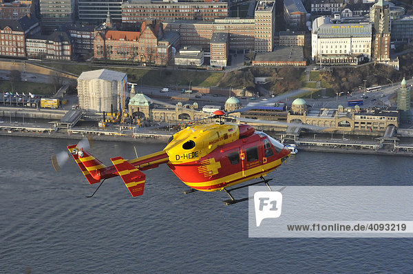 Rettungshubschrauber Eurocopter Medicopter BK 117 im Flug über den Landungsbrücken Hamburger Hafen  Hamburg  Deutschland