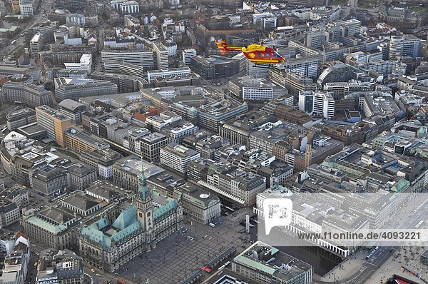 Rettungshubschrauber Eurocopter Medicopter BK 117 im Flug über dem Hamburger Rathaus  Hamburg  Deutschland