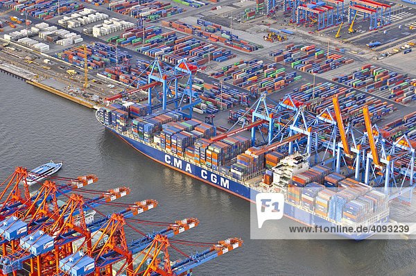 Schiffsbeladung mit Containern im Hamburger Hafen  Hamburg  Deutschland