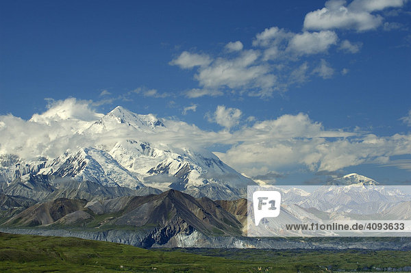 Alaskarange mit Mount McKinley Bergspitzen von Wolken umhüllt   Denali Nationalpark Alaska USA