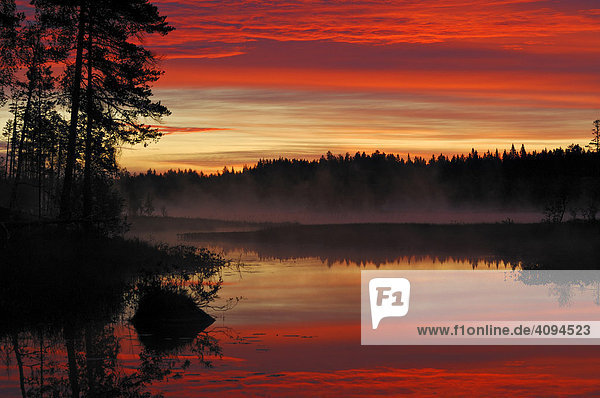 Spektakulärer Sonnenaufgang an einem Schwedischen Hochmoorsee  Dalarna  Skandinavien  Schweden  Europa
