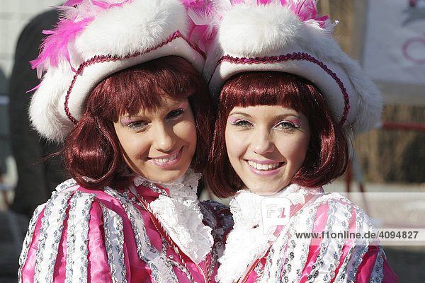 Zwei Mädchen einer Tanzgarde  Karnevalszug Berlin  Deutschland