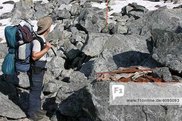 Reste aus der Goldrauschzeit von 1897 liegen wahllos verstreut im Gelände der Scales Chilkoot Trail Alaska USA